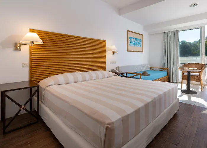 ديونيسوس 4* إكْسِيا